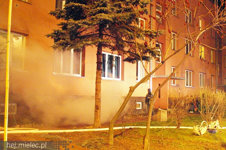 Na Kochanowskiego spaliła się piwnica w bloku mieszkalnym