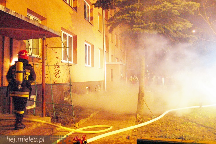 Na Kochanowskiego spaliła się piwnica w bloku mieszkalnym