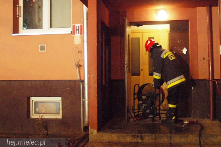 Na Kochanowskiego spaliła się piwnica w bloku mieszkalnym