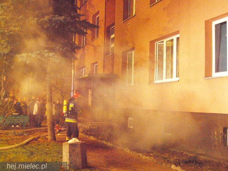 Na Kochanowskiego spaliła się piwnica w bloku mieszkalnym