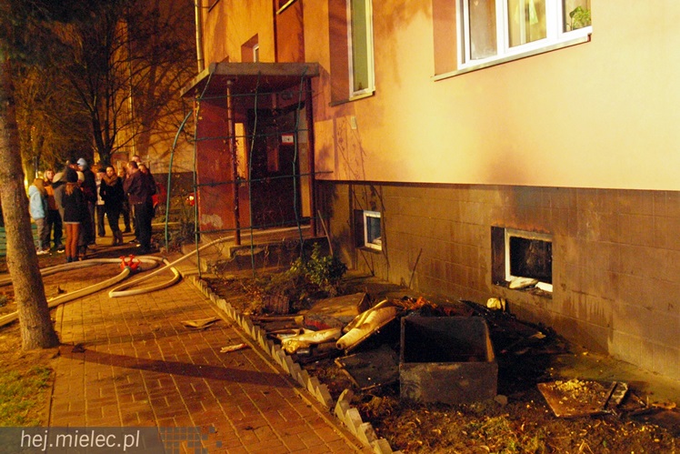Na Kochanowskiego spaliła się piwnica w bloku mieszkalnym