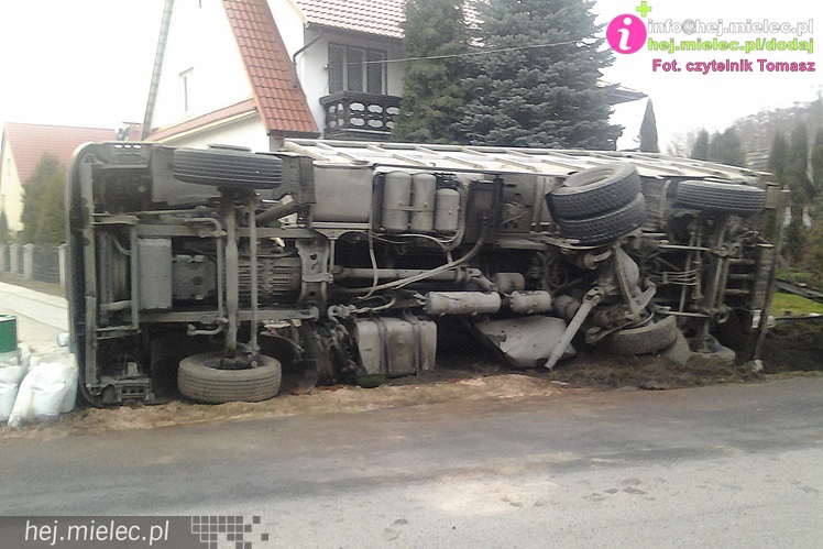 Ciężarówka wypadła z drogi i przewróciła się na lokalnej drodze