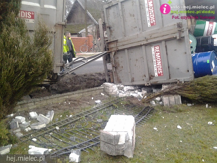Ciężarówka wypadła z drogi i przewróciła się na lokalnej drodze