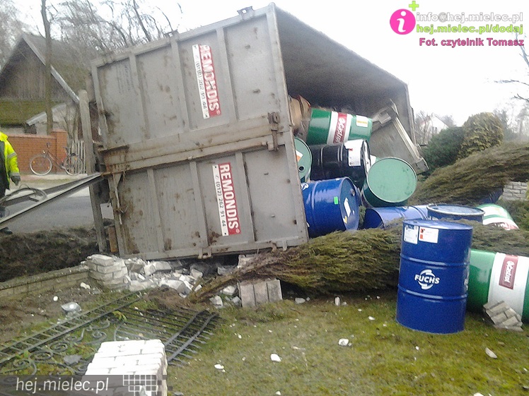 Ciężarówka wypadła z drogi i przewróciła się na lokalnej drodze