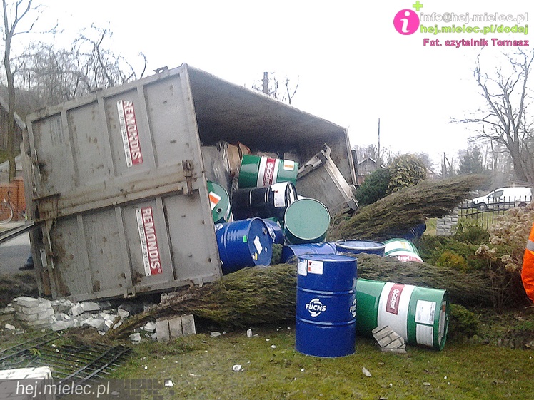 Ciężarówka wypadła z drogi i przewróciła się na lokalnej drodze