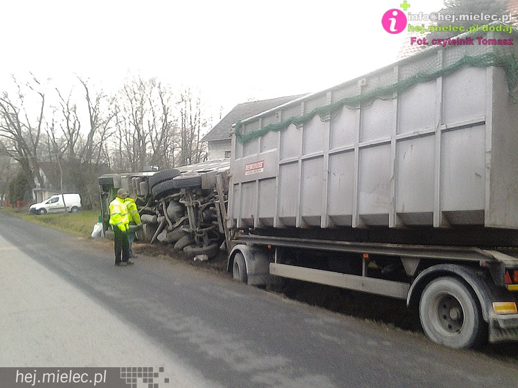 Ciężarówka wypadła z drogi i przewróciła się na lokalnej drodze