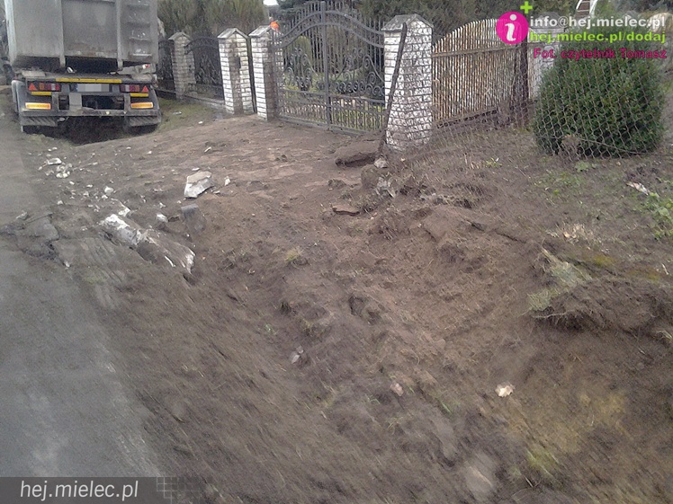 Ciężarówka wypadła z drogi i przewróciła się na lokalnej drodze