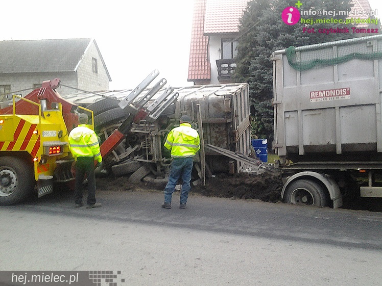Ciężarówka wypadła z drogi i przewróciła się na lokalnej drodze