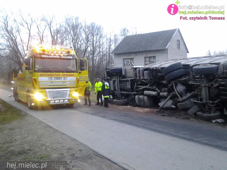 Ciężarówka wypadła z drogi i przewróciła się na lokalnej drodze