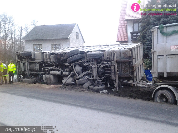 Ciężarówka wypadła z drogi i przewróciła się na lokalnej drodze