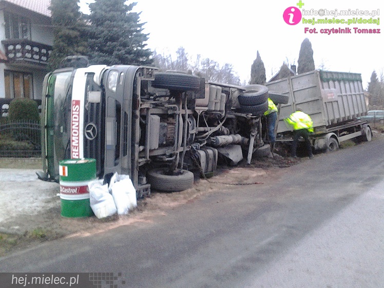 Ciężarówka wypadła z drogi i przewróciła się na lokalnej drodze