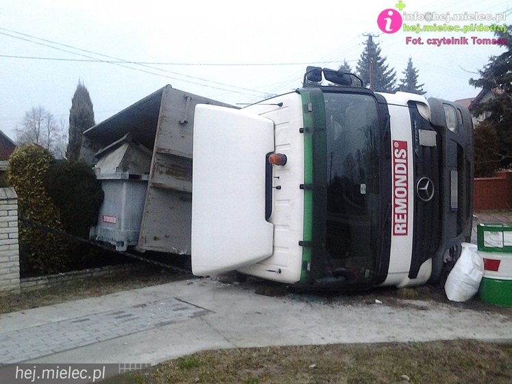 Ciężarówka wypadła z drogi i przewróciła się na lokalnej drodze