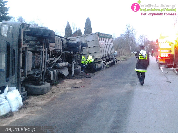 Ciężarówka wypadła z drogi i przewróciła się na lokalnej drodze