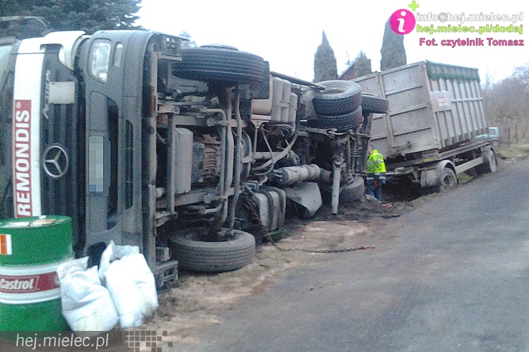 Ciężarówka wypadła z drogi i przewróciła się na lokalnej drodze