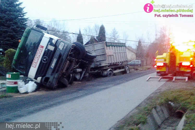 Ciężarówka wypadła z drogi i przewróciła się na lokalnej drodze