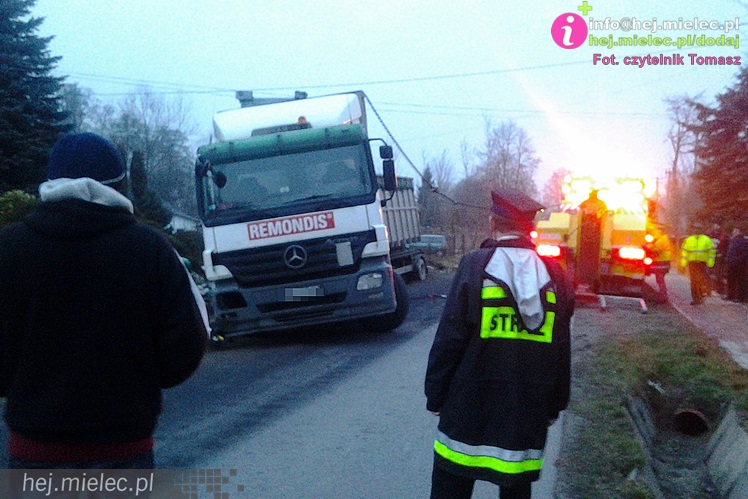 Ciężarówka wypadła z drogi i przewróciła się na lokalnej drodze
