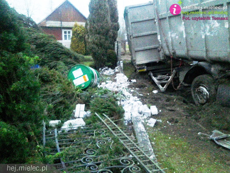 Ciężarówka wypadła z drogi i przewróciła się na lokalnej drodze