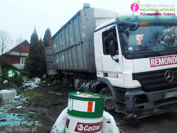 Ciężarówka wypadła z drogi i przewróciła się na lokalnej drodze