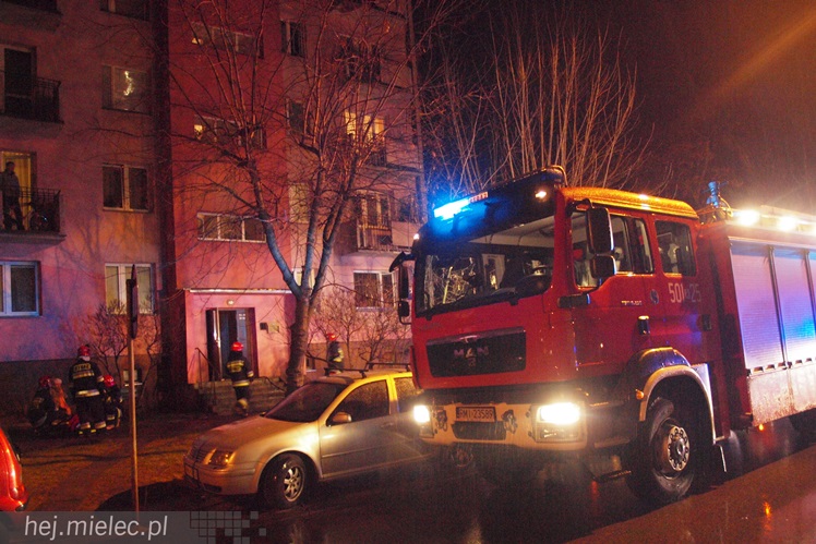 Pożar mieszkania na ulicy Biernackiego, ogień w przedpokoju