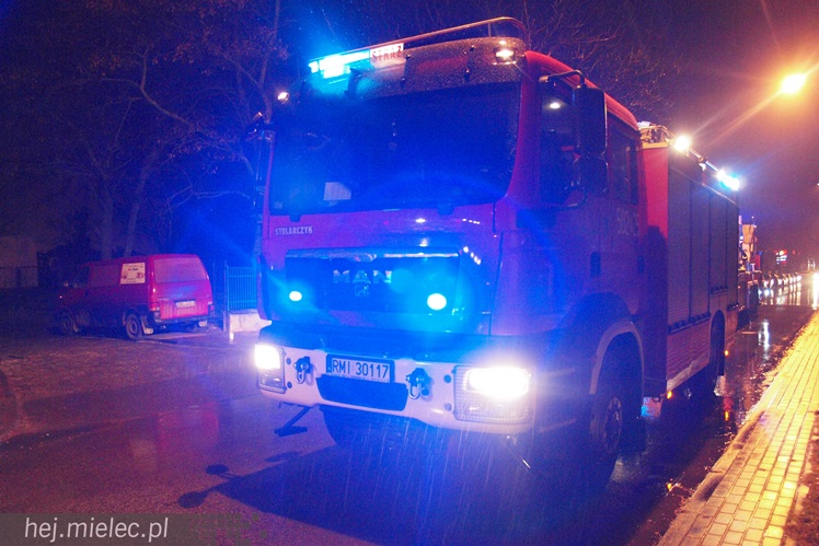 Pożar mieszkania na ulicy Biernackiego, ogień w przedpokoju