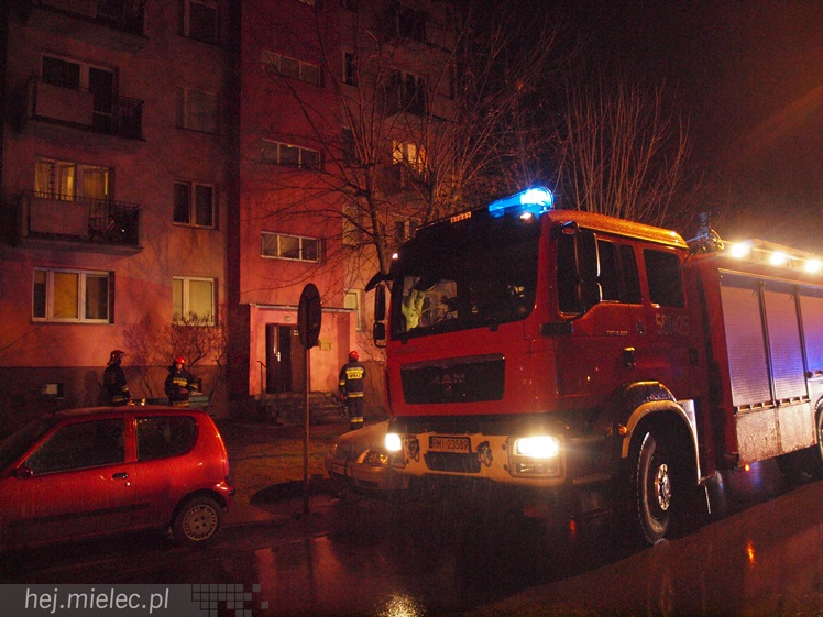 Pożar mieszkania na ulicy Biernackiego, ogień w przedpokoju