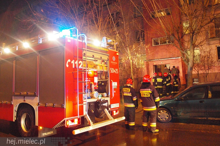 Pożar mieszkania na ulicy Biernackiego, ogień w przedpokoju