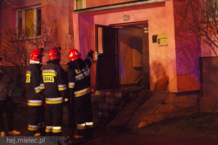 Pożar mieszkania na ulicy Biernackiego, ogień w przedpokoju