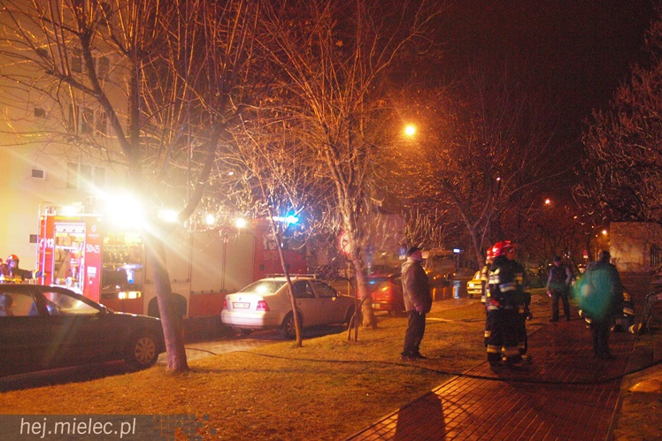 Pożar mieszkania na ulicy Biernackiego, ogień w przedpokoju