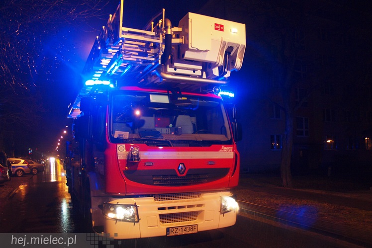 Pożar mieszkania na ulicy Biernackiego, ogień w przedpokoju