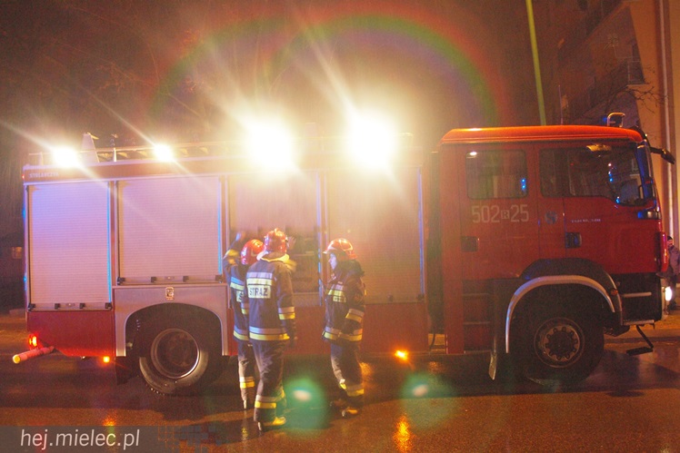 Pożar mieszkania na ulicy Biernackiego, ogień w przedpokoju