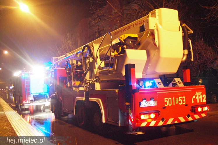 Pożar mieszkania na ulicy Biernackiego, ogień w przedpokoju