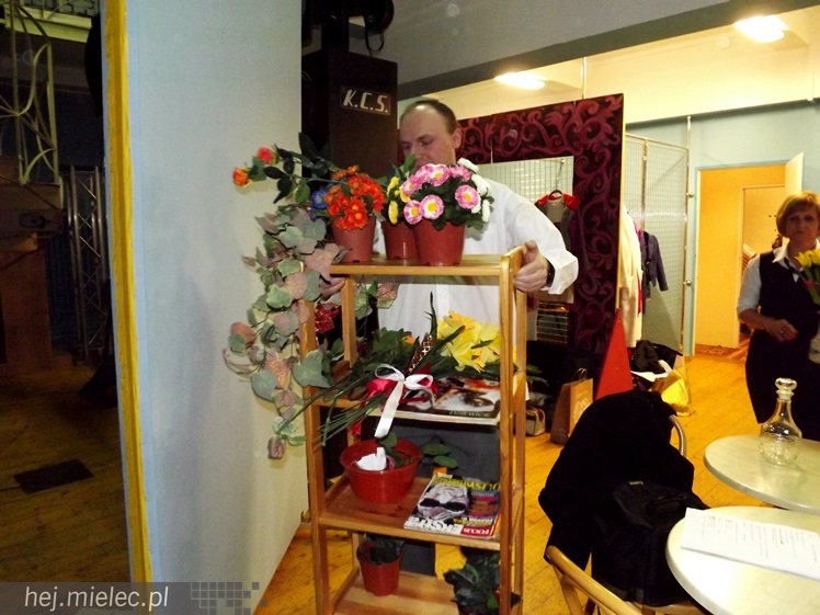 Dziewczyny z pomysłem. Zdjęcia z próby przed spektaklem