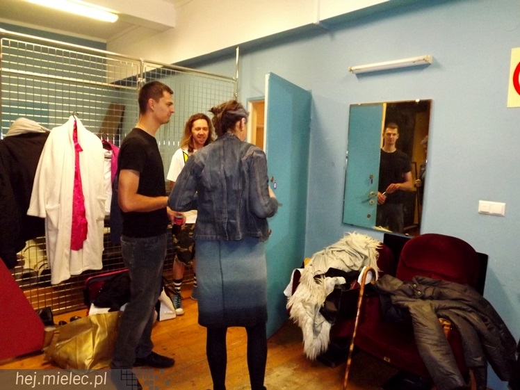 Dziewczyny z pomysłem. Zdjęcia z próby przed spektaklem