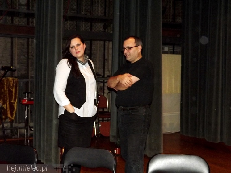 Dziewczyny z pomysłem. Zdjęcia z próby przed spektaklem