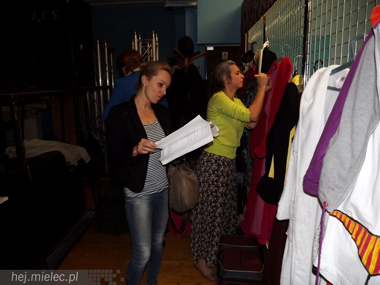 Dziewczyny z pomysłem. Zdjęcia z próby przed spektaklem