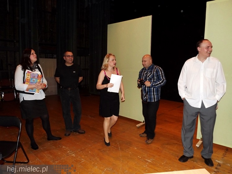 Dziewczyny z pomysłem. Zdjęcia z próby przed spektaklem