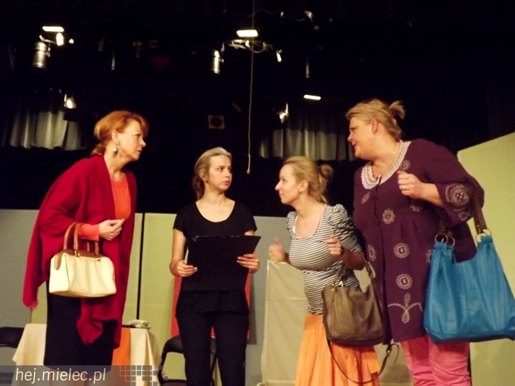 Dziewczyny z pomysłem. Zdjęcia z próby przed spektaklem