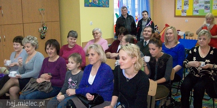 Maluchy z ?Aniołkowa? gościły babcie i dziadków