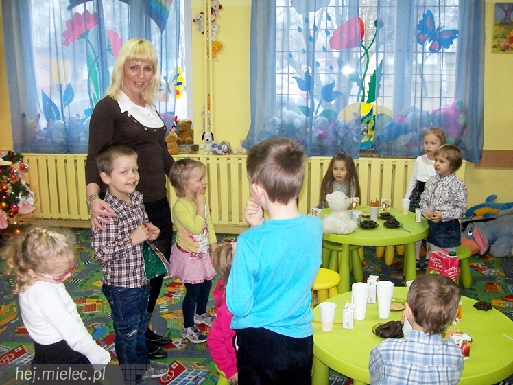 Maluchy z ?Aniołkowa? gościły babcie i dziadków