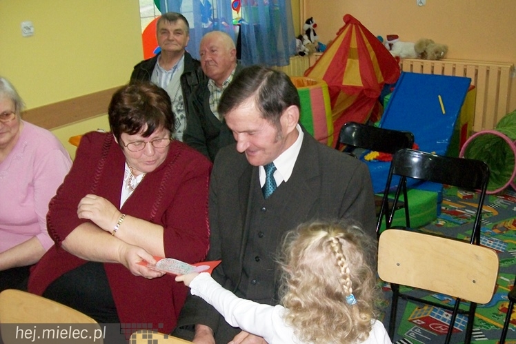 Maluchy z ?Aniołkowa? gościły babcie i dziadków