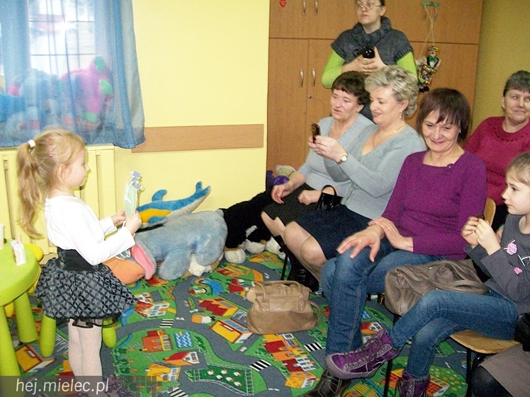 Maluchy z ?Aniołkowa? gościły babcie i dziadków