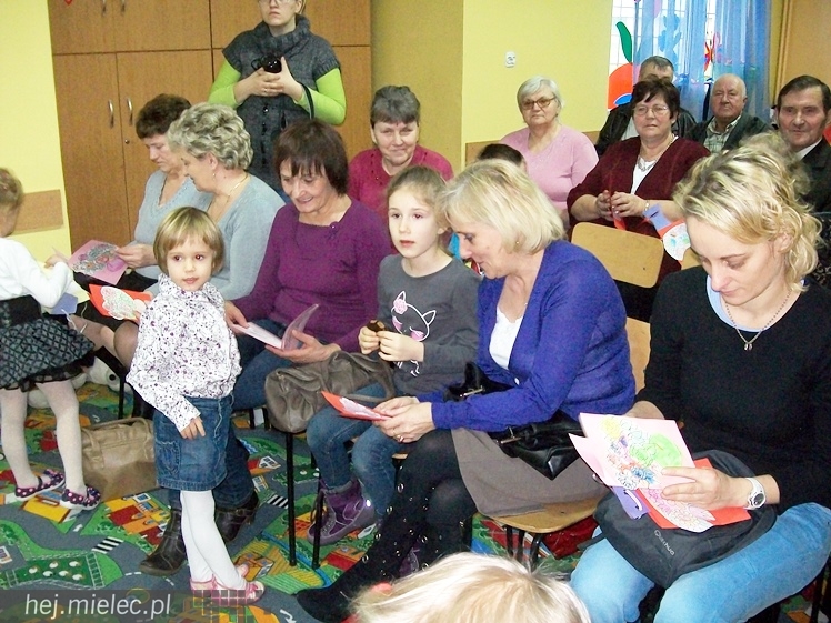 Maluchy z ?Aniołkowa? gościły babcie i dziadków