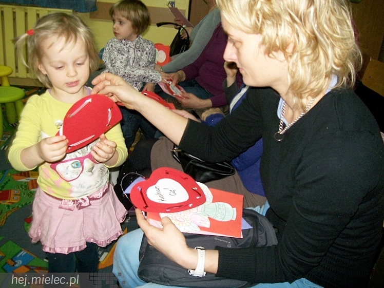 Maluchy z ?Aniołkowa? gościły babcie i dziadków