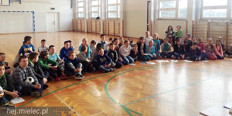 Jak piłkarze FKS Stali Mielec grali z uczniami Szkoły Podstawowej w Podleszanach