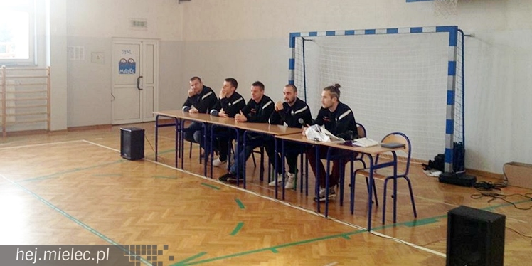 Jak piłkarze FKS Stali Mielec grali z uczniami Szkoły Podstawowej w Podleszanach