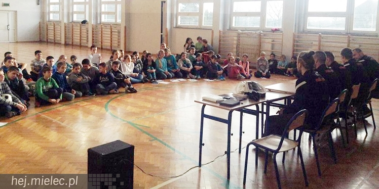 Jak piłkarze FKS Stali Mielec grali z uczniami Szkoły Podstawowej w Podleszanach