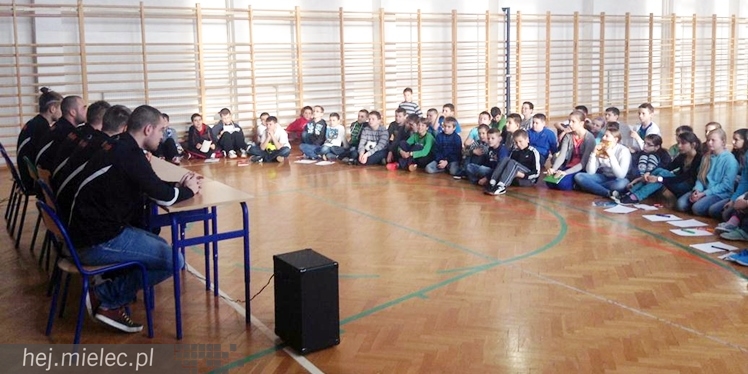 Jak piłkarze FKS Stali Mielec grali z uczniami Szkoły Podstawowej w Podleszanach