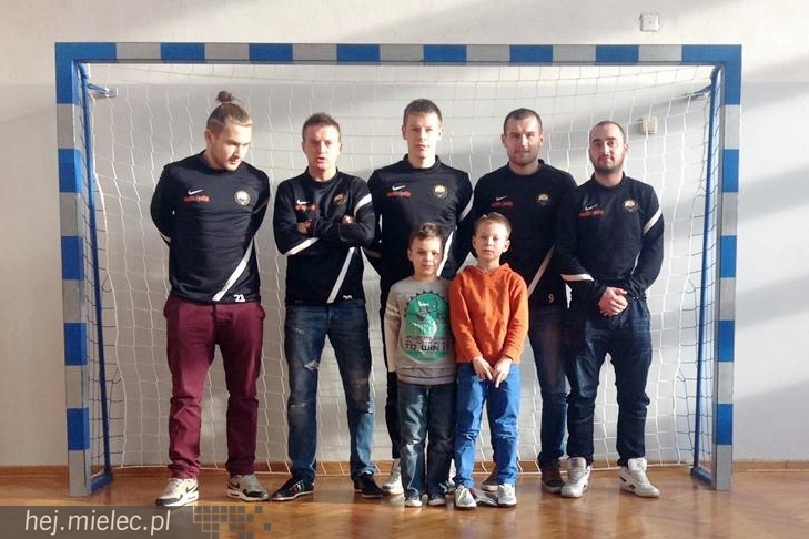 Jak piłkarze FKS Stali Mielec grali z uczniami Szkoły Podstawowej w Podleszanach