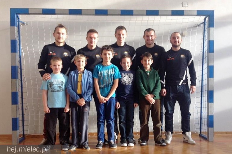 Jak piłkarze FKS Stali Mielec grali z uczniami Szkoły Podstawowej w Podleszanach