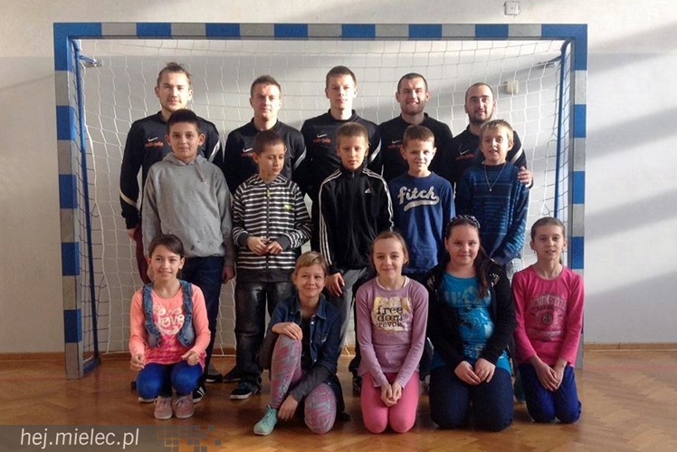 Jak piłkarze FKS Stali Mielec grali z uczniami Szkoły Podstawowej w Podleszanach